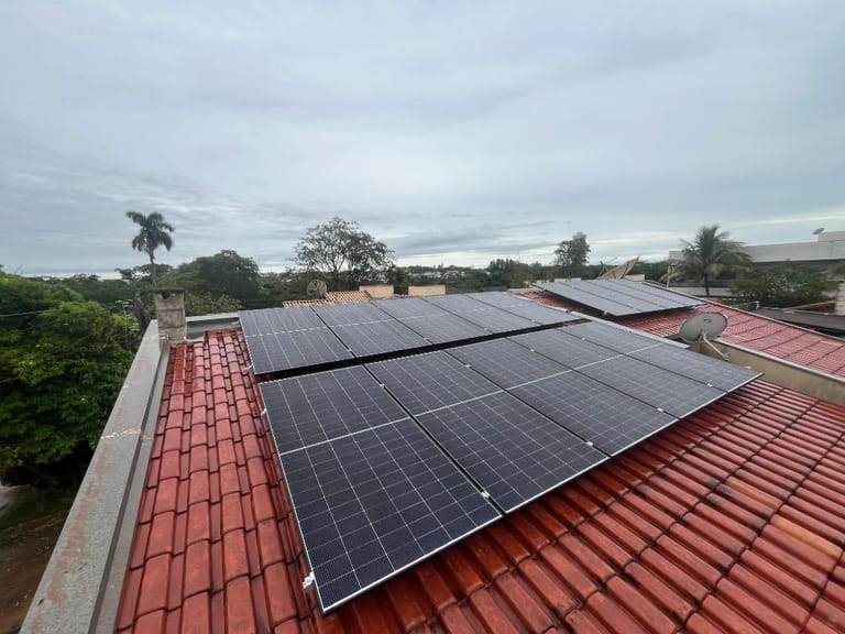 12 painéis solares sobre telhado cerâmico em residência de Dourados-MS