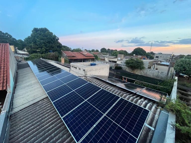 24 painéis solares de um sistema residencial ampliado em Dourados-MS, ao fim de tarde